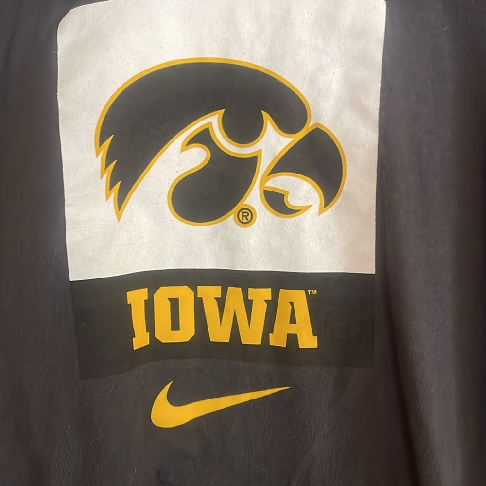 Nike - Iowa Hawkeyes - Long Sleeve - Picture 2 of 5